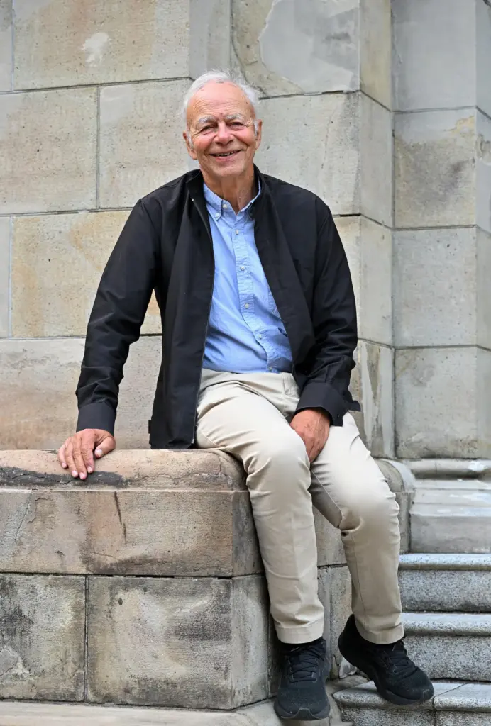 Peter Singer, philosopher: “People still think that the animals we eat live in the countryside, outdoors”
