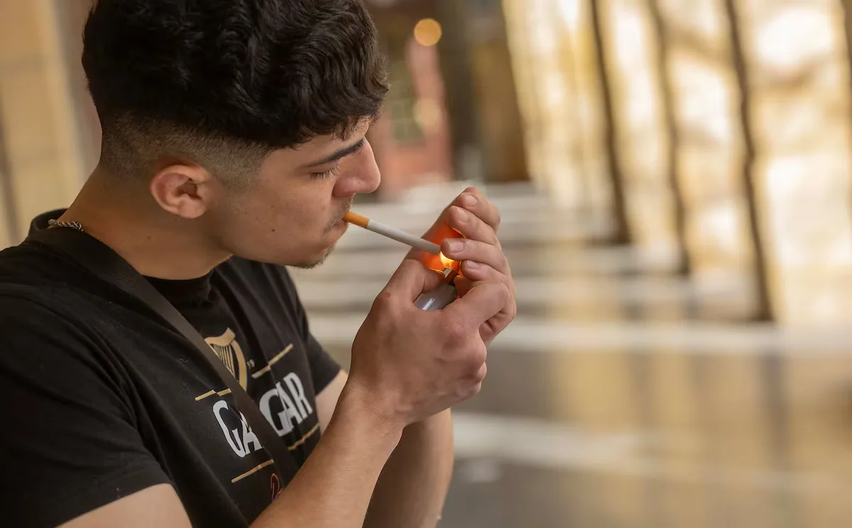 The new tobacco law prohibits smoking by minors and doing so on terraces and university campuses