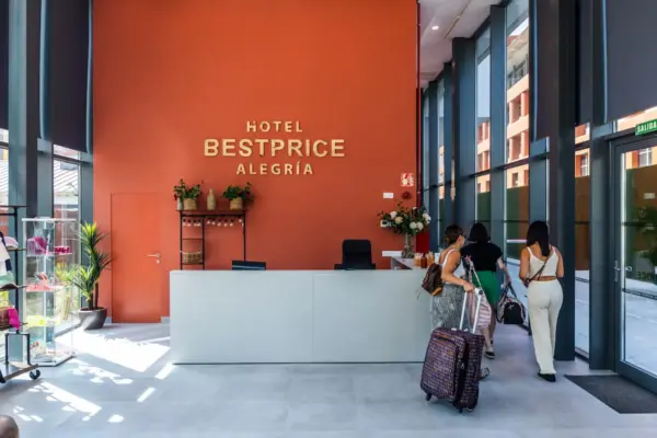 Check-in at 3 PM, check-out before 12 PM: why people are arriving later and leaving hotels earlier