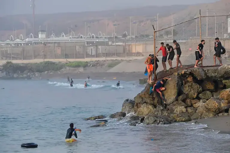 Police and civil guards warn of operational collapse in Ceuta due to the massive entry of migrants swimming: "We are overwhelmed"