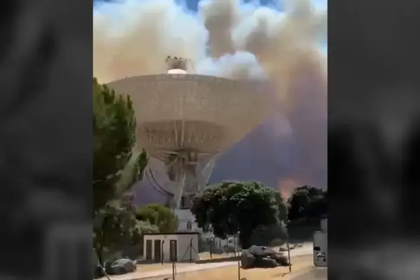 Las imágenes que muestran la amenaza del incendio sobre la estación de la NASA de Robledo de Chavela