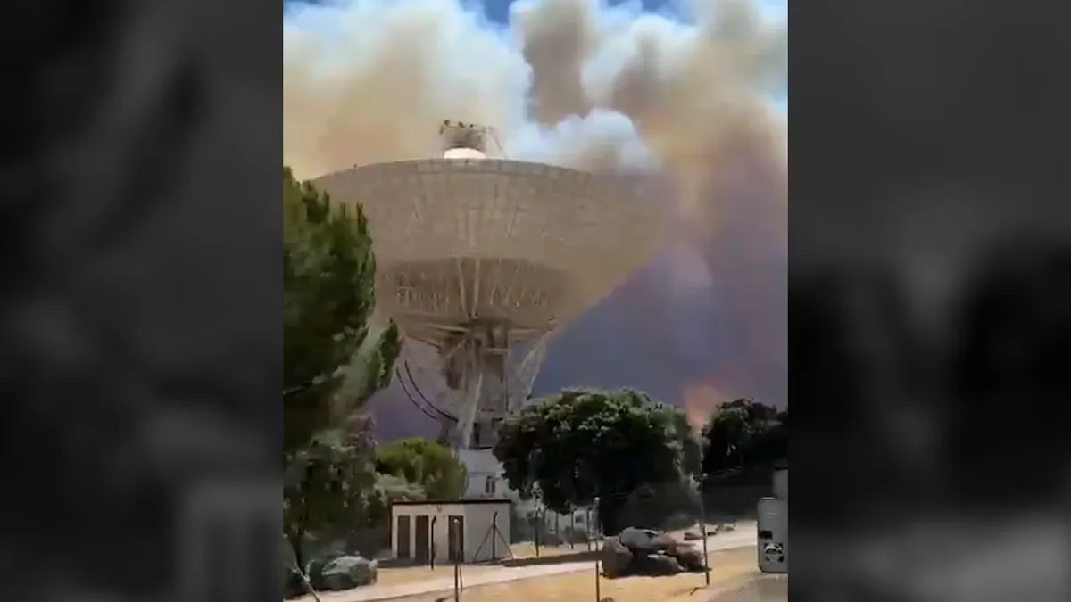 Las imágenes que muestran la amenaza del incendio sobre la estación de la NASA de Robledo de Chavela