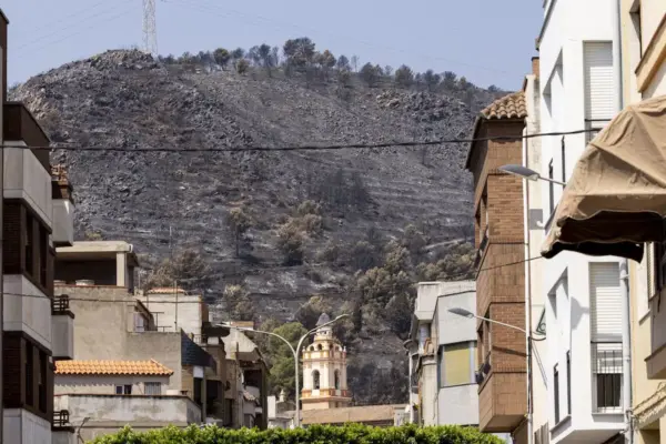 The fire affecting the Sierra de Espadán Natural Park in Castellón remains active on the sixth day since it started