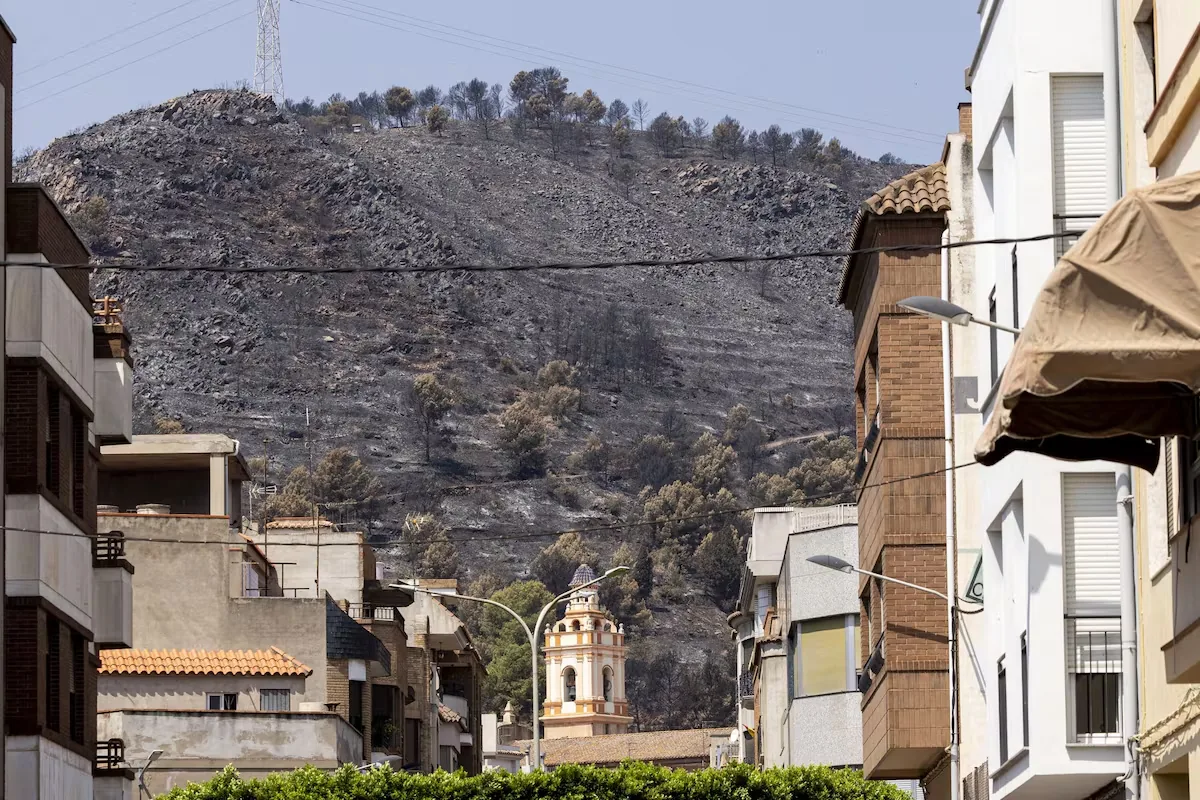 The fire affecting the Sierra de Espadán Natural Park in Castellón remains active on the sixth day since it started