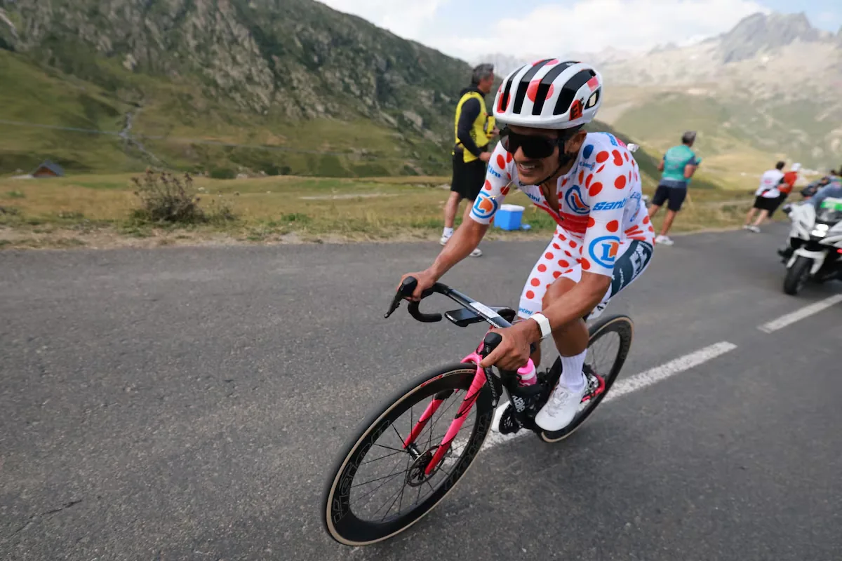 Richard Carapaz wins in Alpe d'Huez in the penultimate stage of the Tour de France