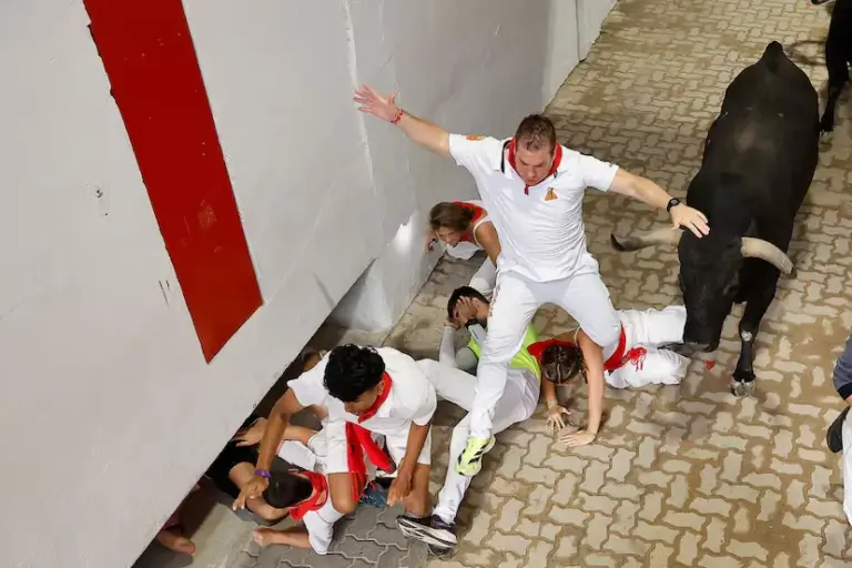 The nobility and speed of the miuras allow exciting races in a clean seventh running of the San Fermín