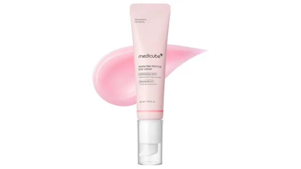 Este contorno de ojos Medicube revitaliza la mirada cansada y alisa líneas finas.