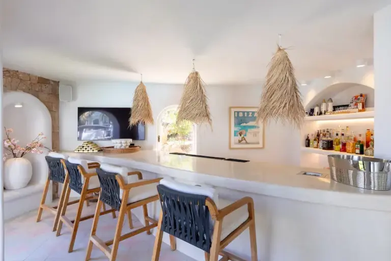 The three houses of the week: fluid lines on an Ibizan cove for 16.7 million euros