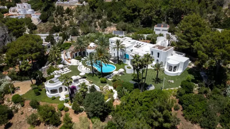 The three houses of the week: fluid lines on an Ibizan cove for 16.7 million euros