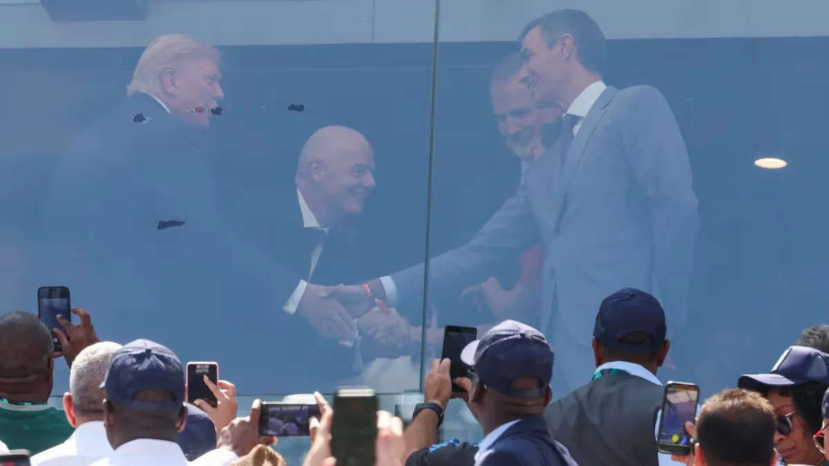 The stage of few words: Trump and Sánchez temporarily set aside differences during the World Cup final