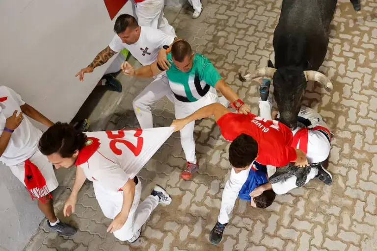 The nobility and speed of the miuras allow exciting races in a clean seventh running of the San Fermín