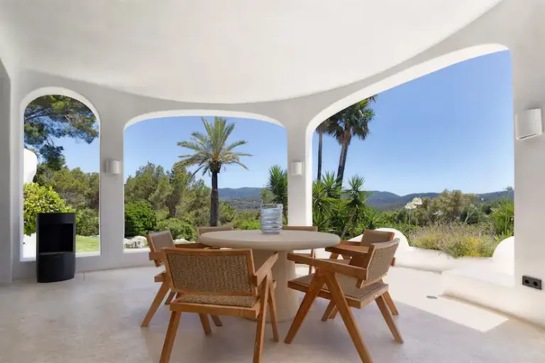 The three houses of the week: fluid lines on an Ibizan cove for 16.7 million euros