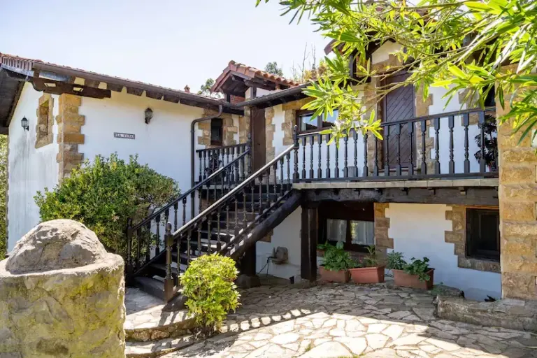 The three houses of the week: fluid lines on an Ibizan cove for 16.7 million euros