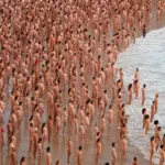 Spencer Tunick takes his collective nudes to the Canary Islands: "There is too much hatred towards open-minded people"