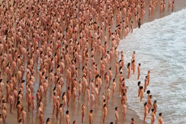 Spencer Tunick takes his collective nudes to the Canary Islands: "There is too much hatred towards open-minded people"