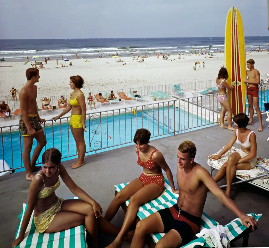 “In summer we make more friends as social barriers fall”: why do adults socialize more on vacation?