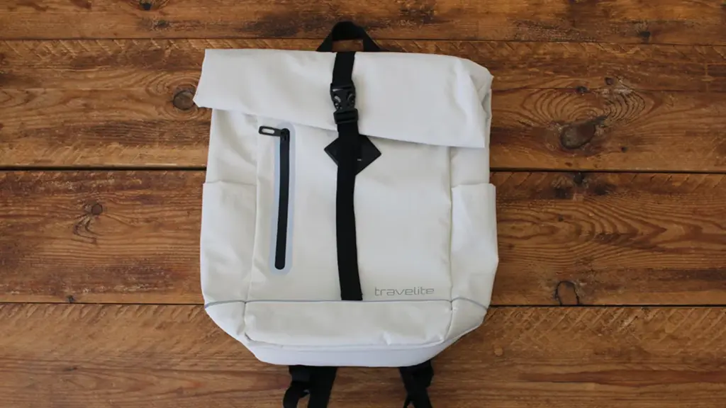 Like the winning model, this backpack has a roll-top closure that guarantees waterproofing.