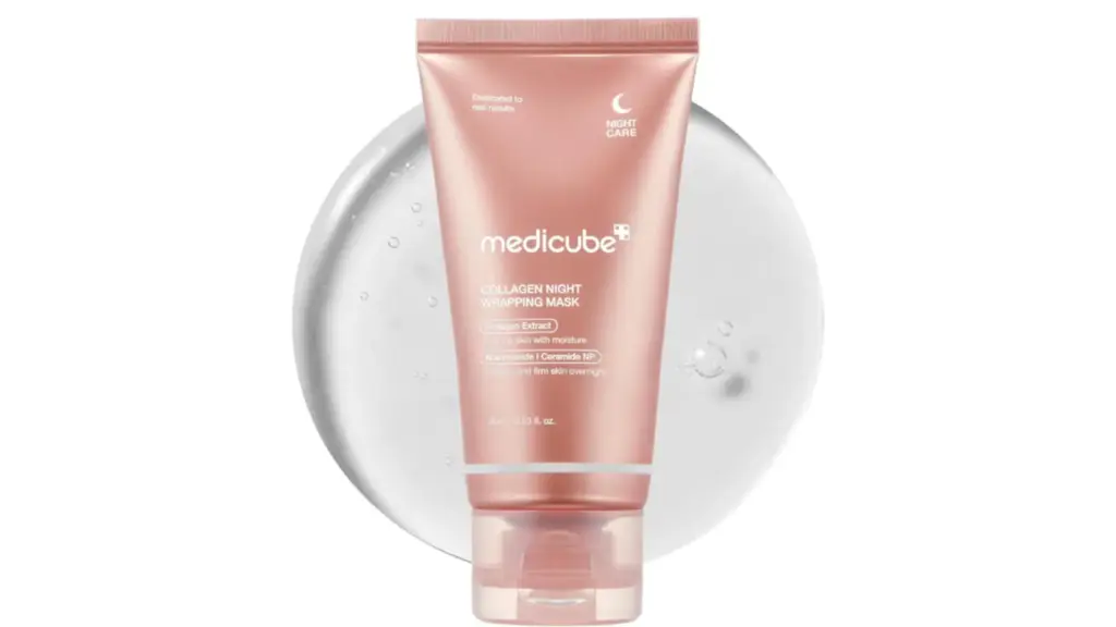 Esta mascarilla de colágeno coreana de Medicube se aplica por la noche.