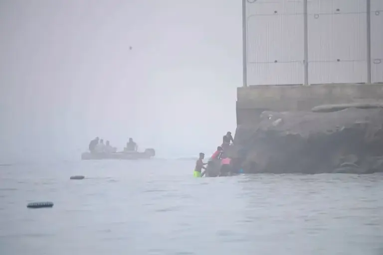 Police and civil guards warn of operational collapse in Ceuta due to the massive entry of migrants swimming: "We are overwhelmed"