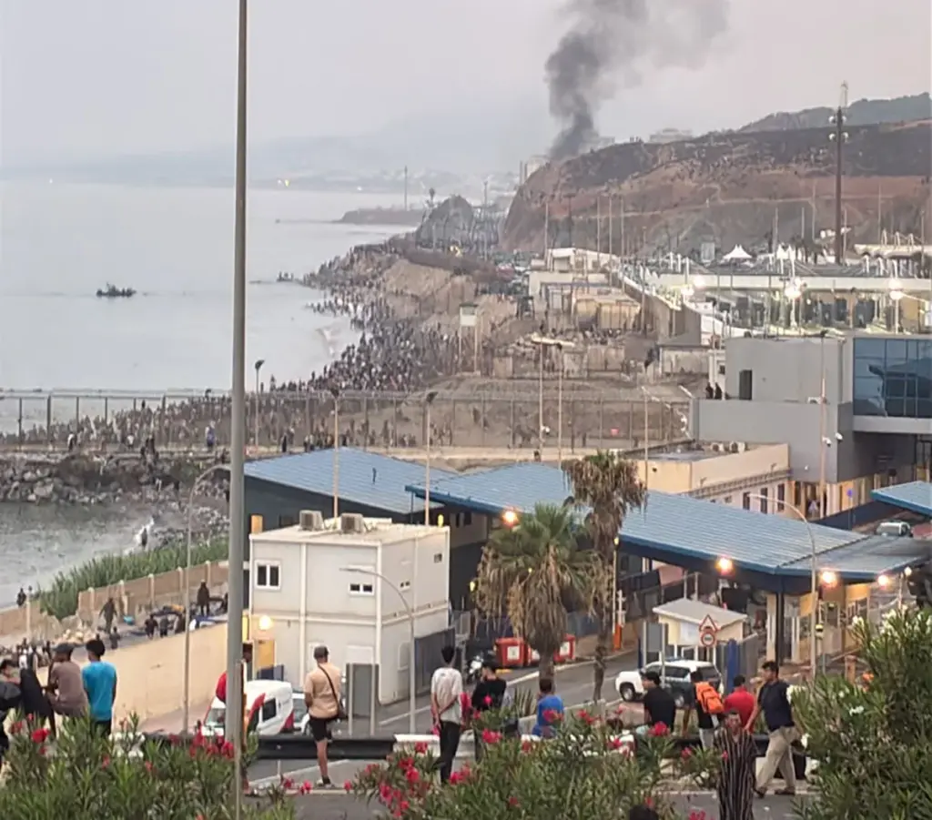 Entry of immigrants through the Ceuta border, this Friday.