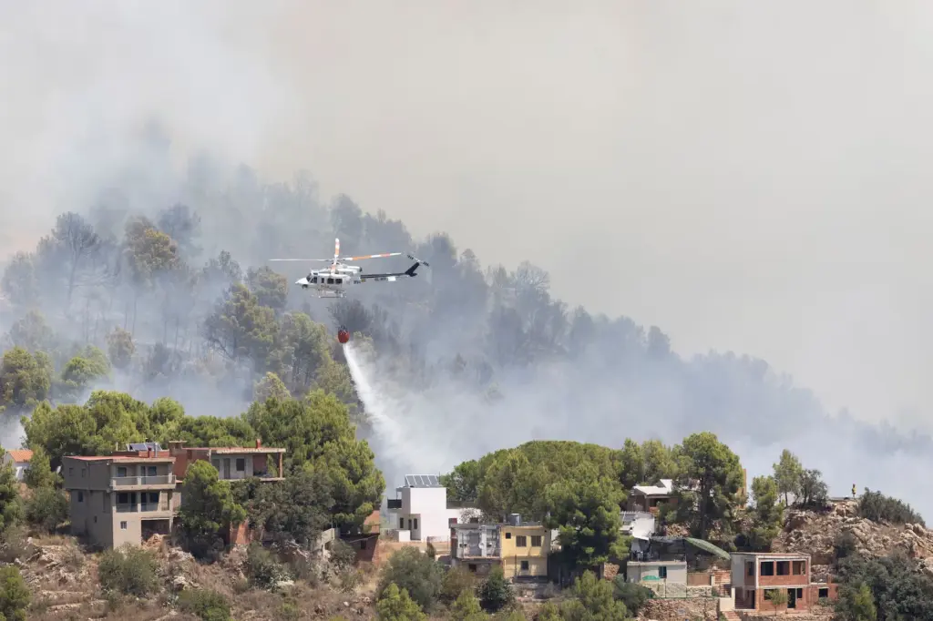 The fire in La Vall d’Uixó (Castellón), originated in several outbreaks, forces the evacuation of Vilavella and the confinement of three municipalities.