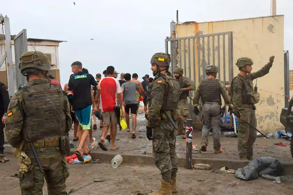 Hundreds of people return to Morocco after crossing the border with Ceuta