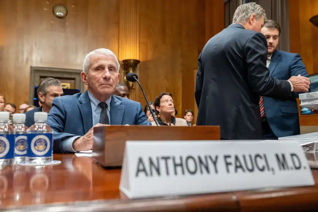 VIDEO | Un senador republicano expulsa al abogado del doctor Anthony Fauci durante una audiencia