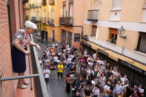 The La Latina neighborhood in Madrid stands against the eviction of Paquita: “Tomorrow it could be anyone”