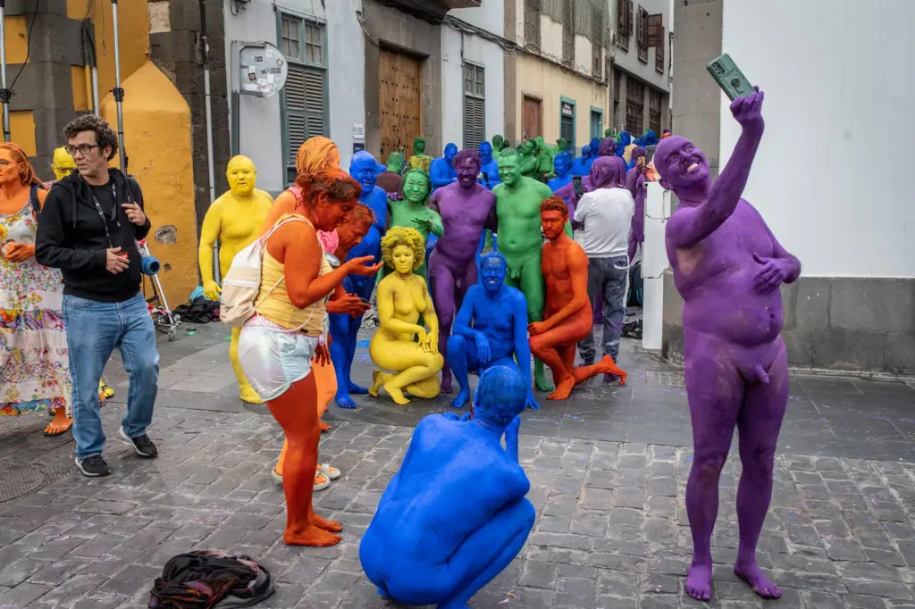 Nudes in front of the cathedral: Spencer Tunick vindicates LGTBIQ+ inclusion in an action in Las Palmas
