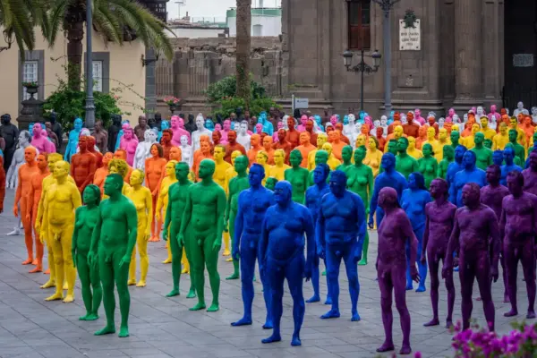 Nudes in front of the cathedral: Spencer Tunick vindicates LGTBIQ+ inclusion in an action in Las Palmas