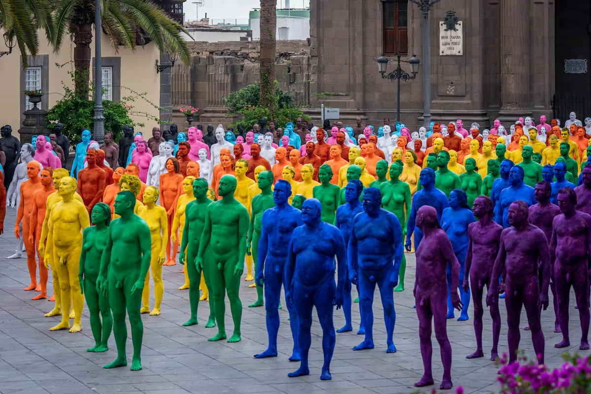 Nudes in front of the cathedral: Spencer Tunick vindicates LGTBIQ+ inclusion in an action in Las Palmas