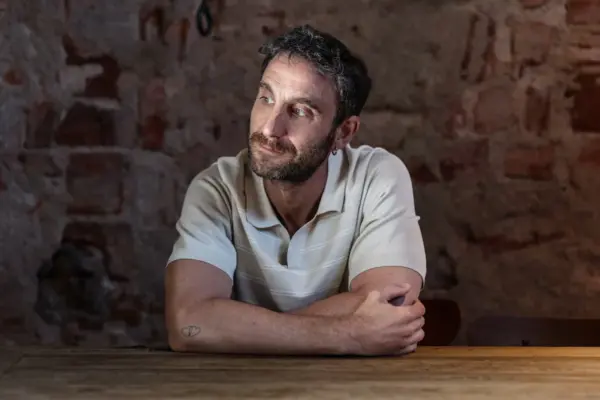 Dani Rovira shares his scar and a deep reflection on the anniversary of his surgery: “My fears have become tiny”