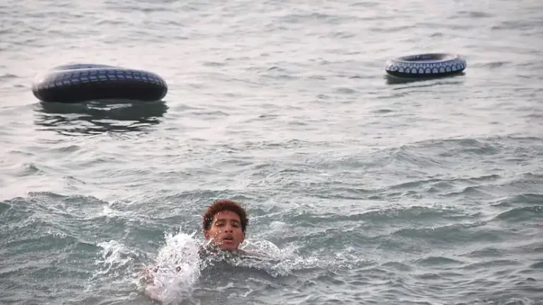 Police and civil guards warn of operational collapse in Ceuta due to the massive entry of migrants swimming: "We are overwhelmed"