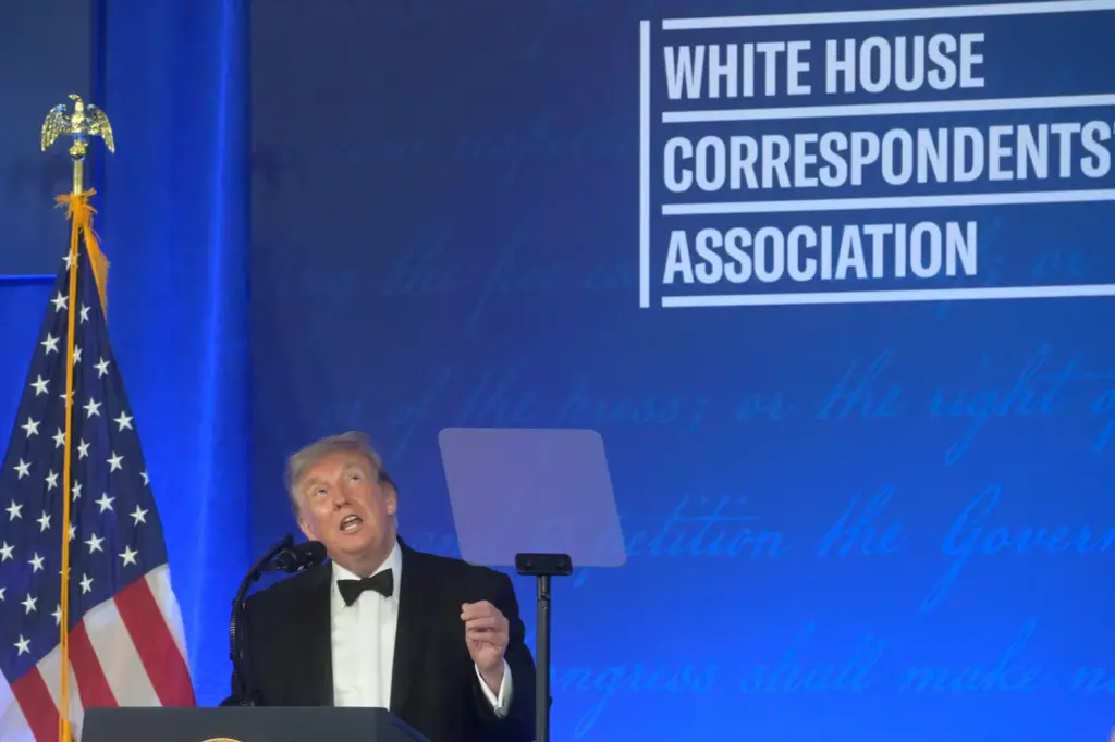 Trump bromea en la repetición de la cena de corresponsales con que será presidente por tercera vez