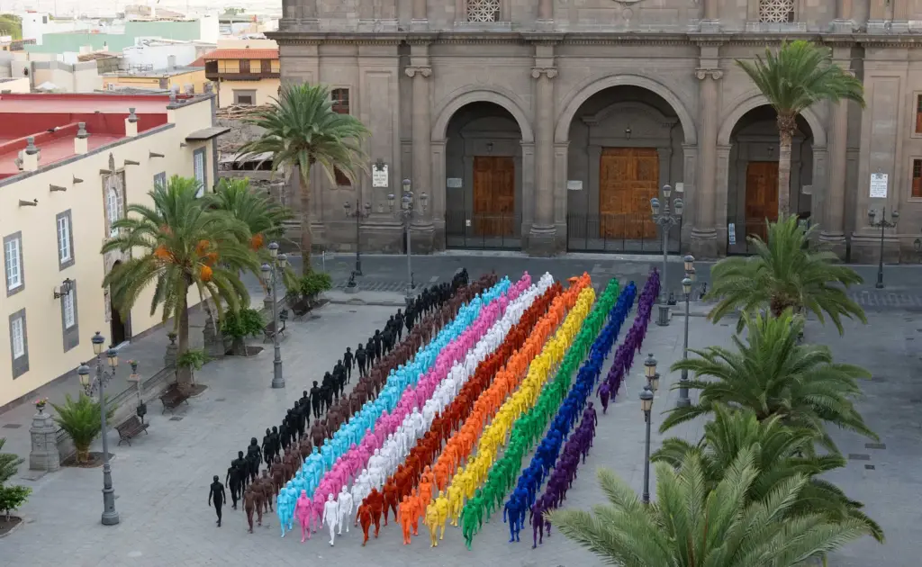 Nudes in front of the cathedral: Spencer Tunick vindicates LGTBIQ+ inclusion in an action in Las Palmas