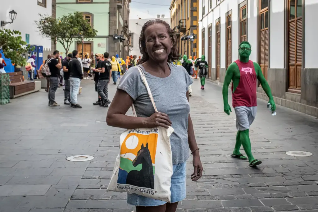 Nudes in front of the cathedral: Spencer Tunick vindicates LGTBIQ+ inclusion in an action in Las Palmas