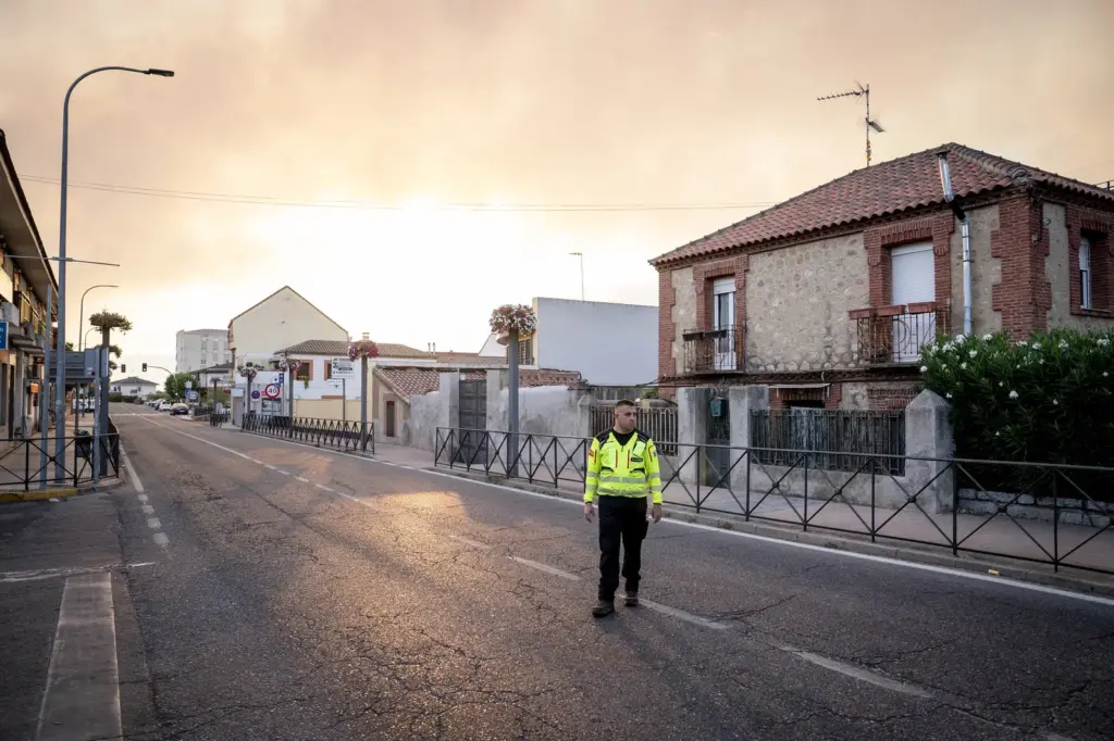 Los tres incendios que arrasan Madrid siguen ardiendo sin control