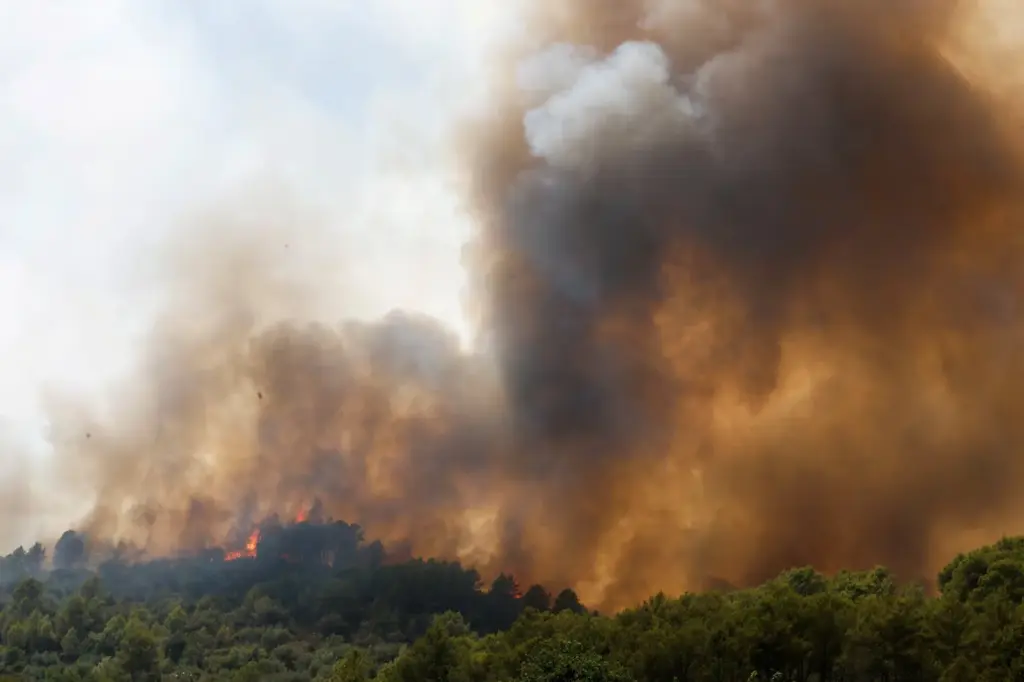 The fire affecting the Sierra de Espadán Natural Park in Castellón remains active on the sixth day since it started