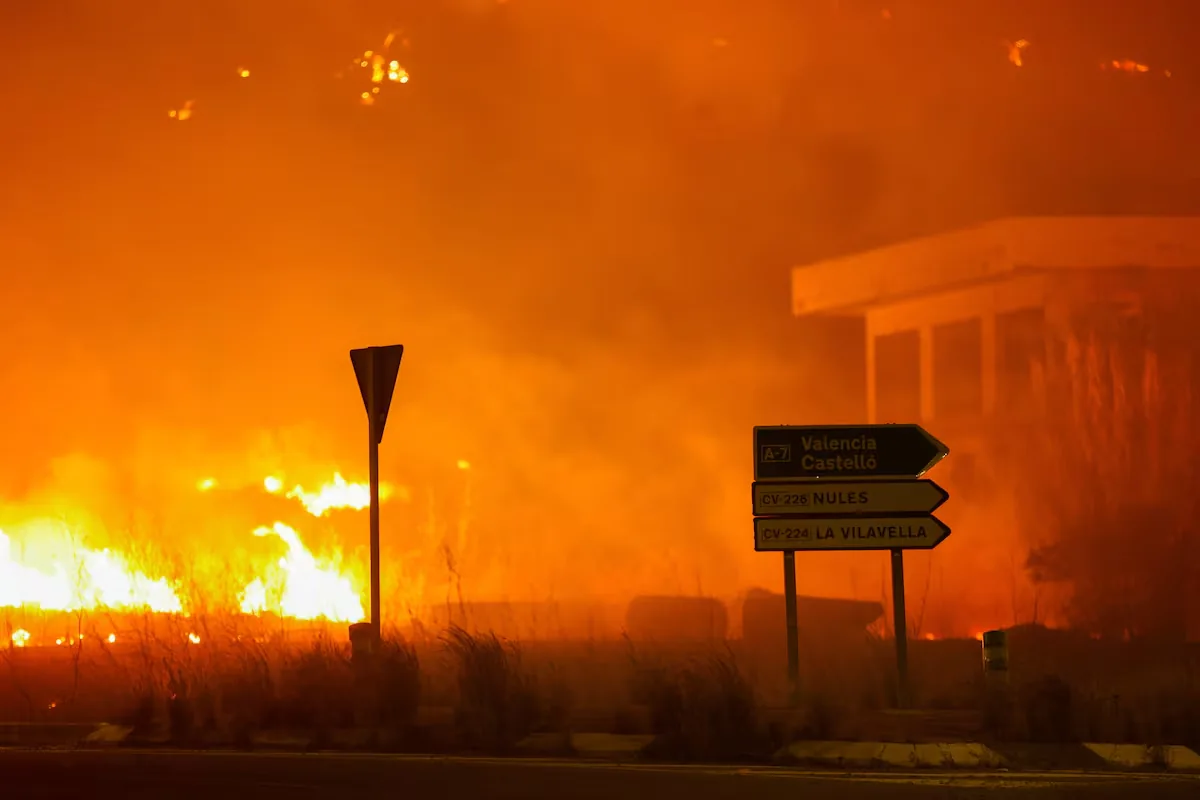 The fire in La Vall d’Uixó is spreading uncontrollably through the Sierra de Espadán natural park with 16,000 evacuated