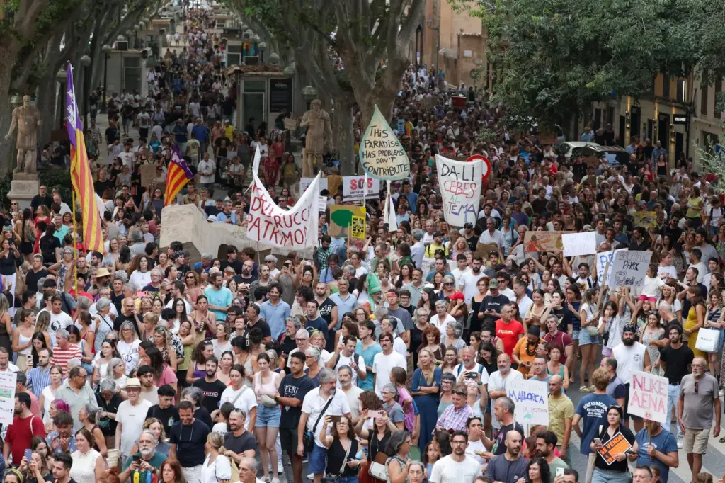 Massive protest in Palma against tourist overcrowding: “Everything is overexploited”
