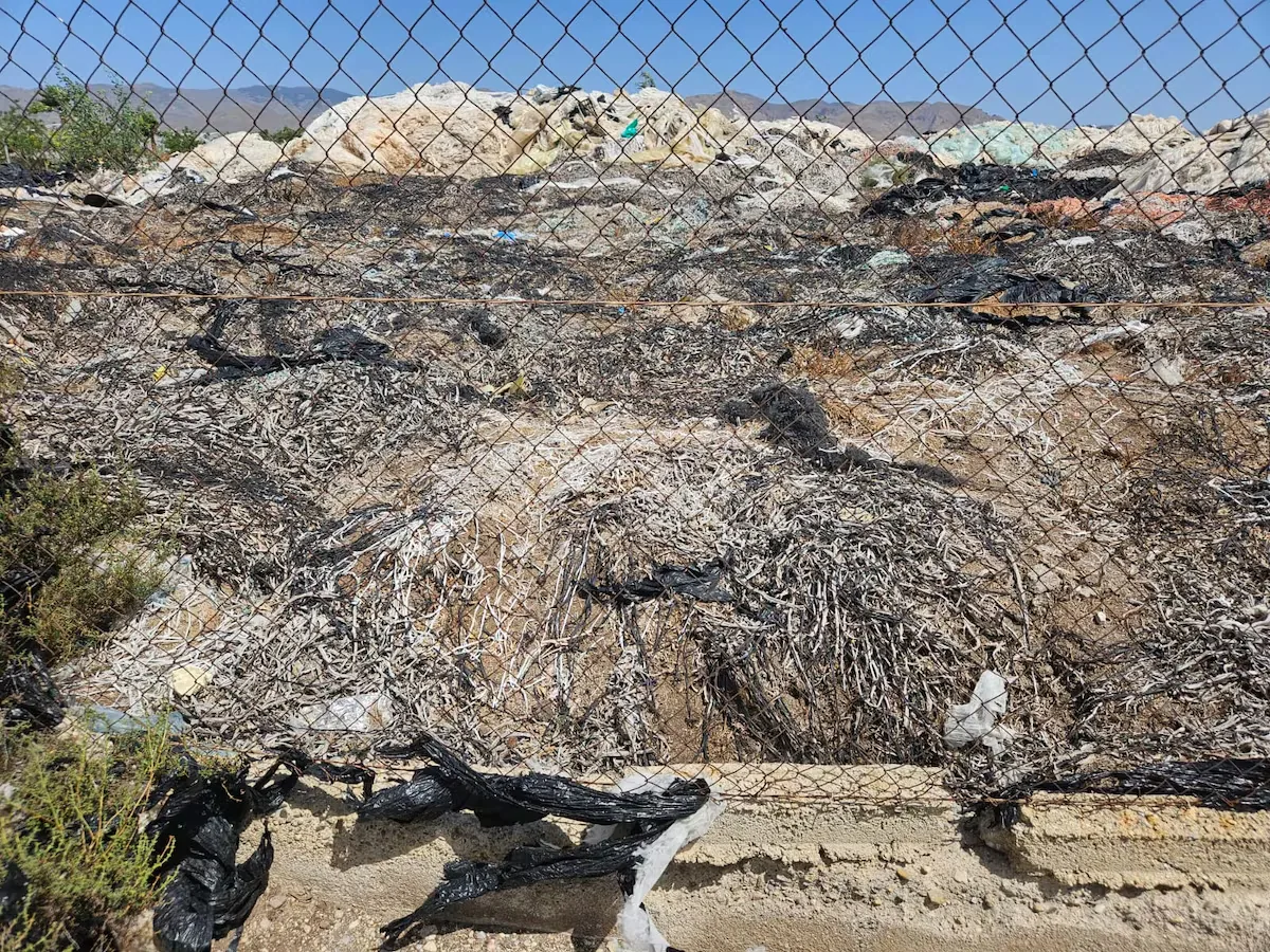 The case of Boqueras Altas, a plot that is pure plastic with tons of waste, explains the problem of Almería