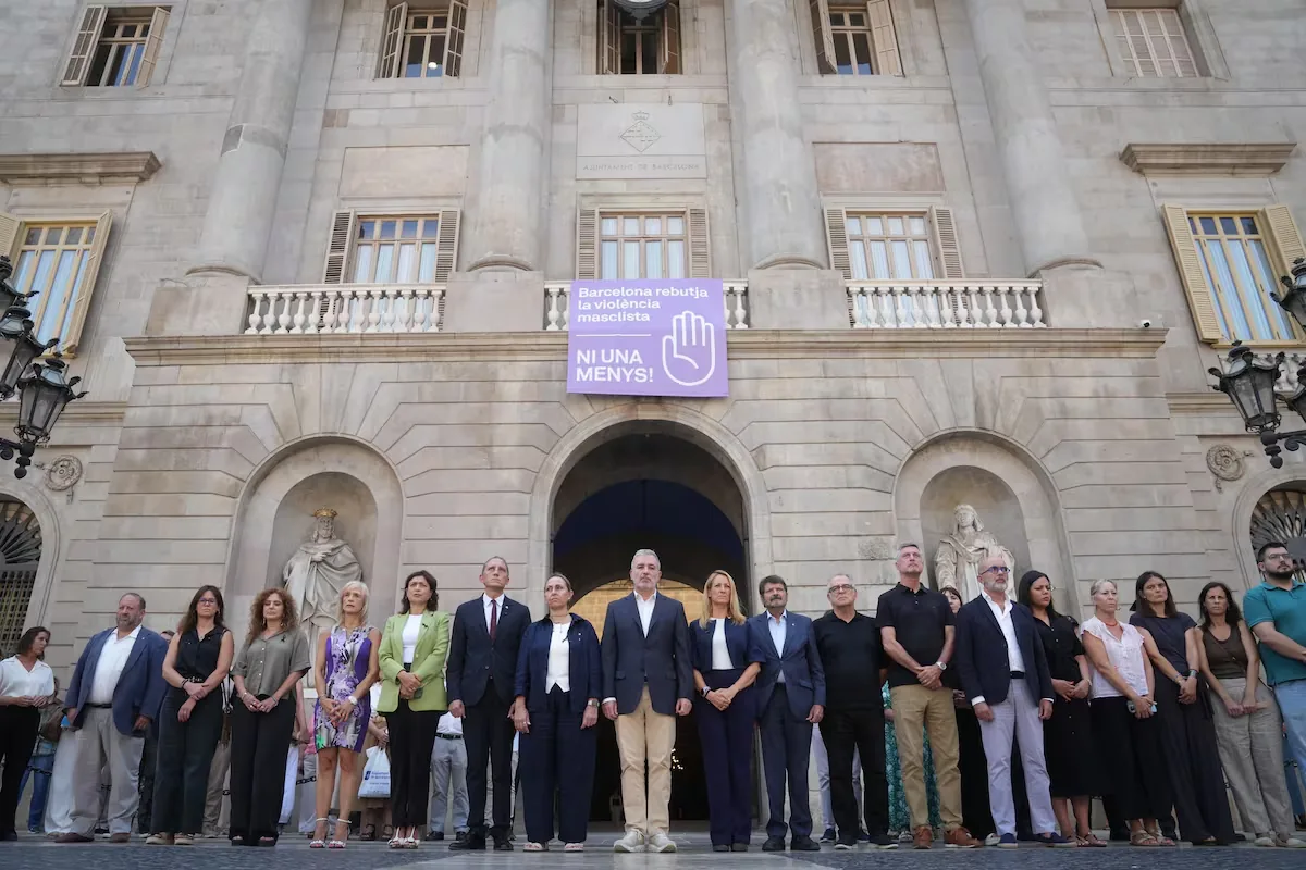 Barcelona observes a minute of silence in repudiation of the latest gender-based murder in San Martí
