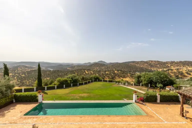 The three houses of the week: fluid lines on an Ibizan cove for 16.7 million euros