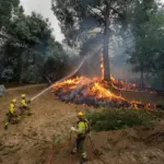 El Tiemblo resists the fire amid the smoke and with hardly any coverage