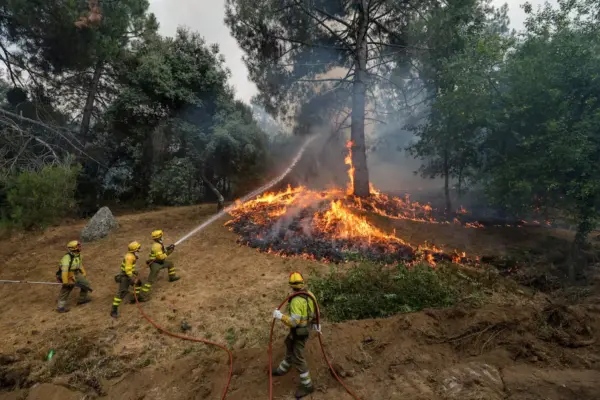 El Tiemblo resists the fire amid the smoke and with hardly any coverage