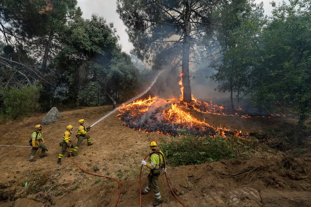 El Tiemblo resists the fire amid the smoke and with hardly any coverage