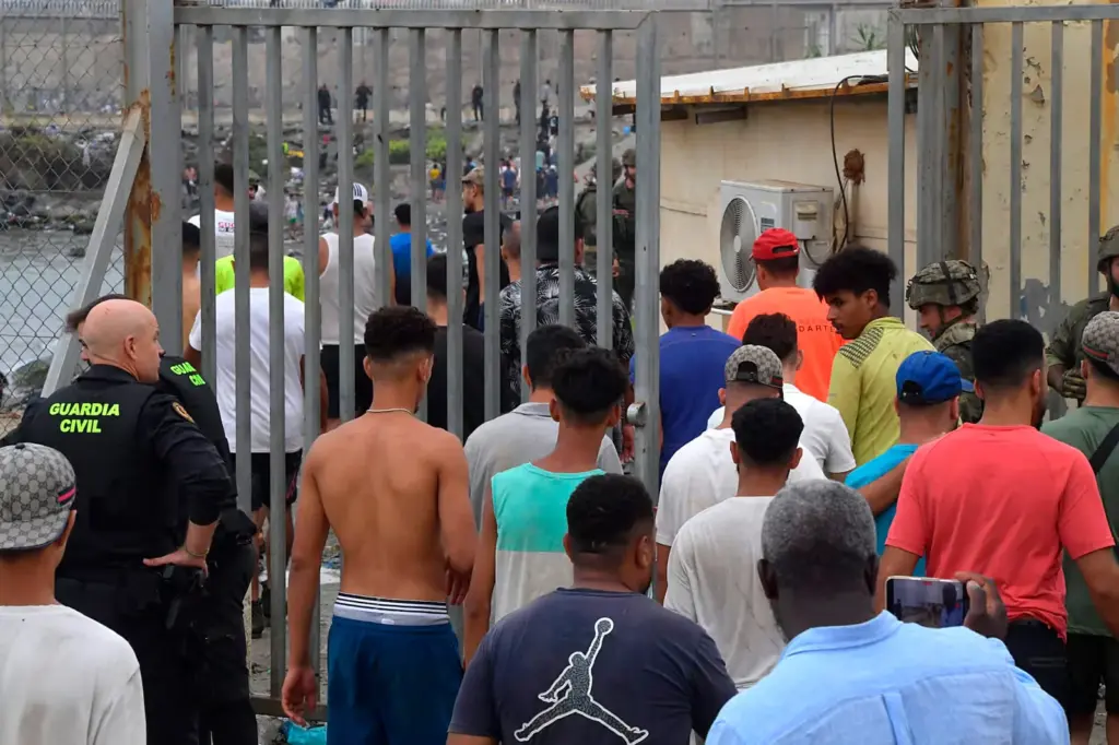 Hundreds of people return to Morocco after crossing the border with Ceuta