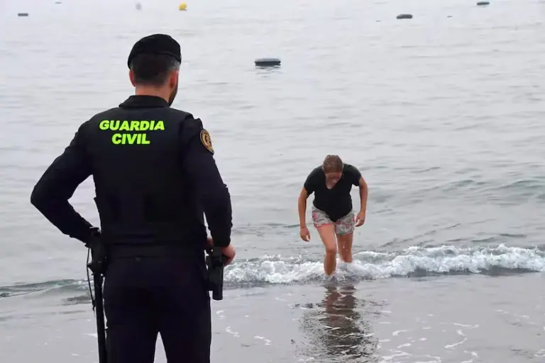 Police and civil guards warn of operational collapse in Ceuta due to the massive entry of migrants swimming: "We are overwhelmed"
