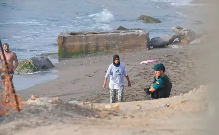 Police and civil guards warn of operational collapse in Ceuta due to the massive entry of migrants swimming: "We are overwhelmed"