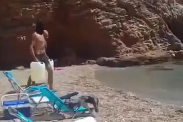 The Civil Guard is searching for four hooded individuals who loaded gasoline onto a boat on a beach in Cartagena in broad daylight